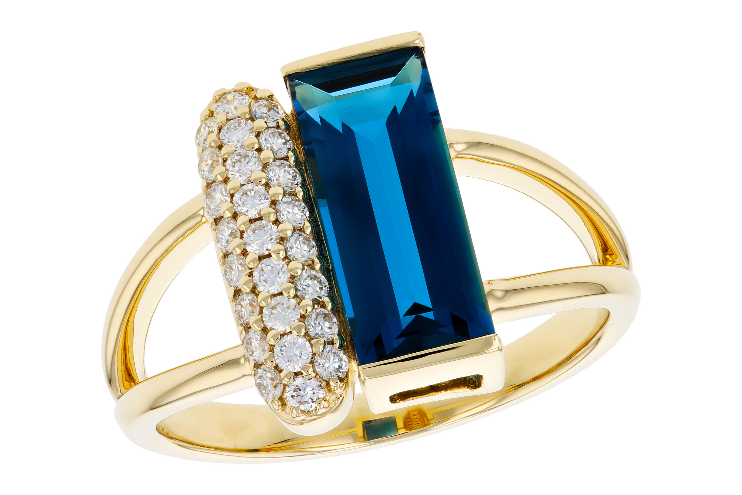 M330-29565: LDS RG 2.67 LONDON BLUE TOPAZ 2.92 TGW (12x5MM BT)